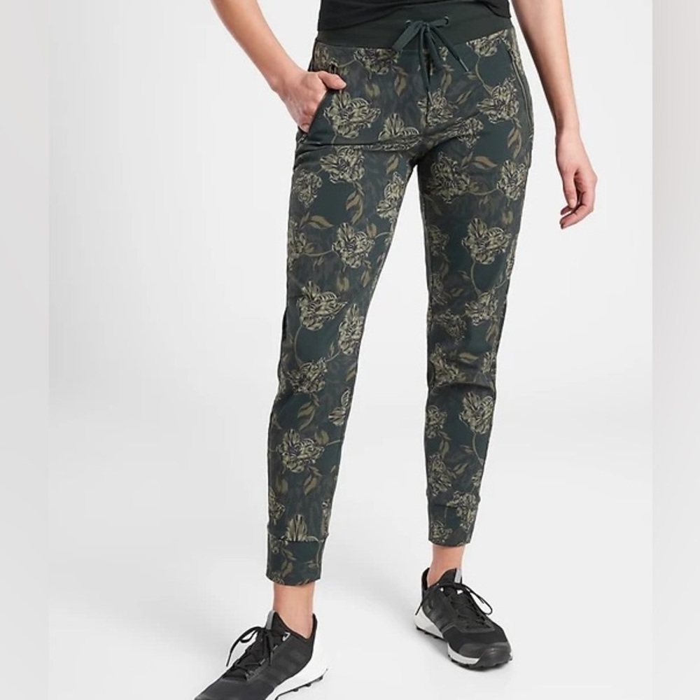 Athleta Trekkie North Printed Jogger Pants Green & Tan Ankle Length Stretchy 18